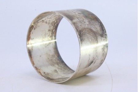 Argola de guardanapo em prata lisa.